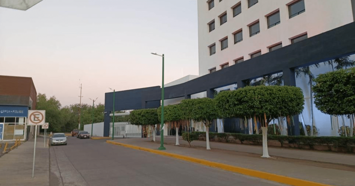 Calle de Culiacán con edificios y áreas verdes al amanecer, vinculada a un caso de homicidio.