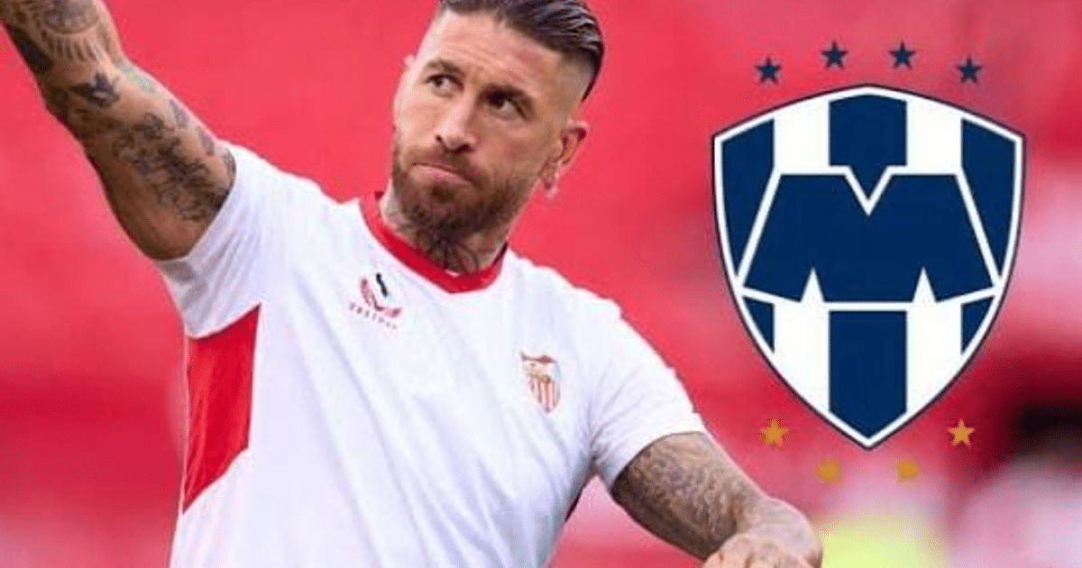 Jugador de fútbol con camiseta blanca y detalles rojos, escudo de equipo azul y blanco a la derecha.