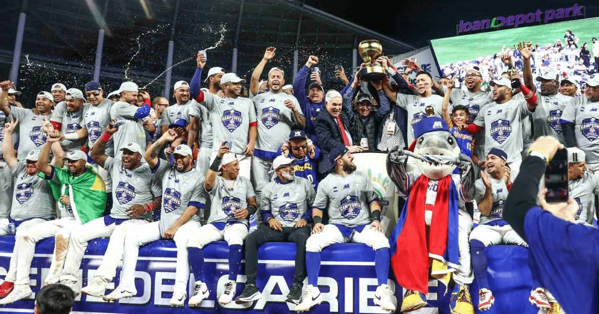Equipo de béisbol Tiburones de La Guaira celebrando con trofeo y disfraz de tiburón