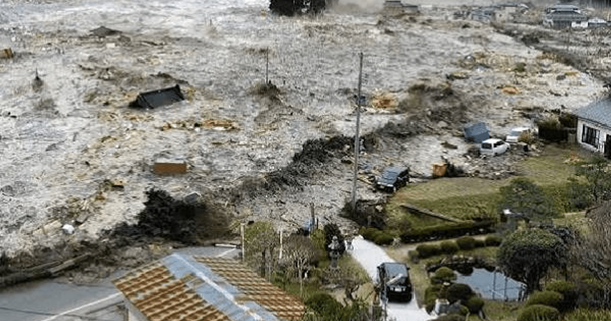 Paisaje devastado por tsunami en Japón, con escombros y estructuras dañadas.