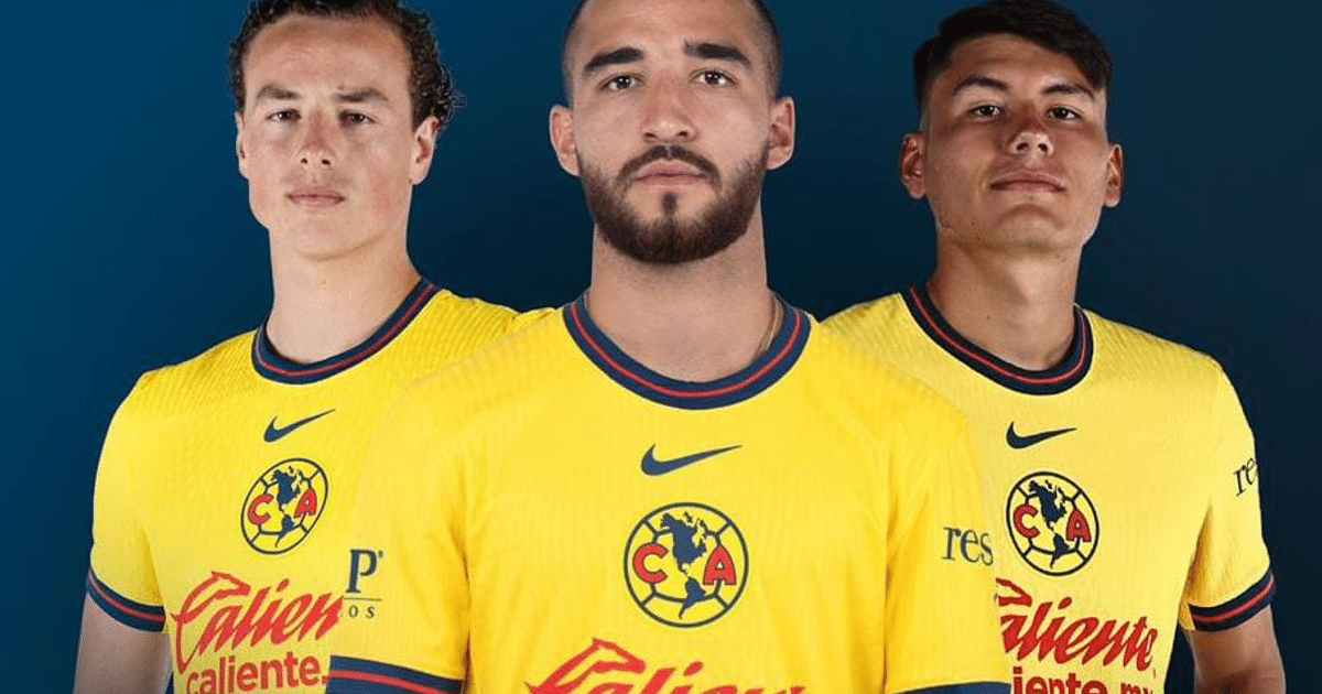 Tres jugadores del Club América con camisetas amarillas posan frente a un fondo azul.