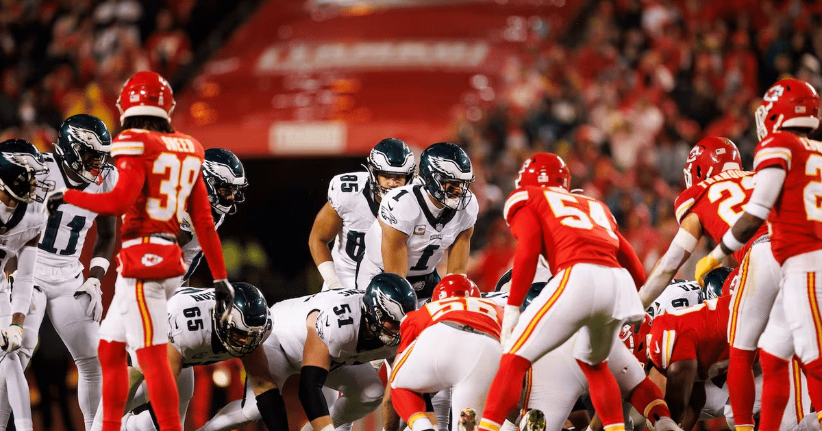Jugadores de los Eagles y Chiefs en el campo durante el Super Bowl LIX