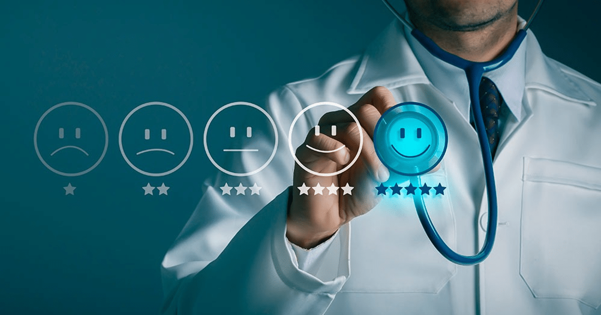 Médico con estetoscopio usando interfaz digital de satisfacción del paciente
