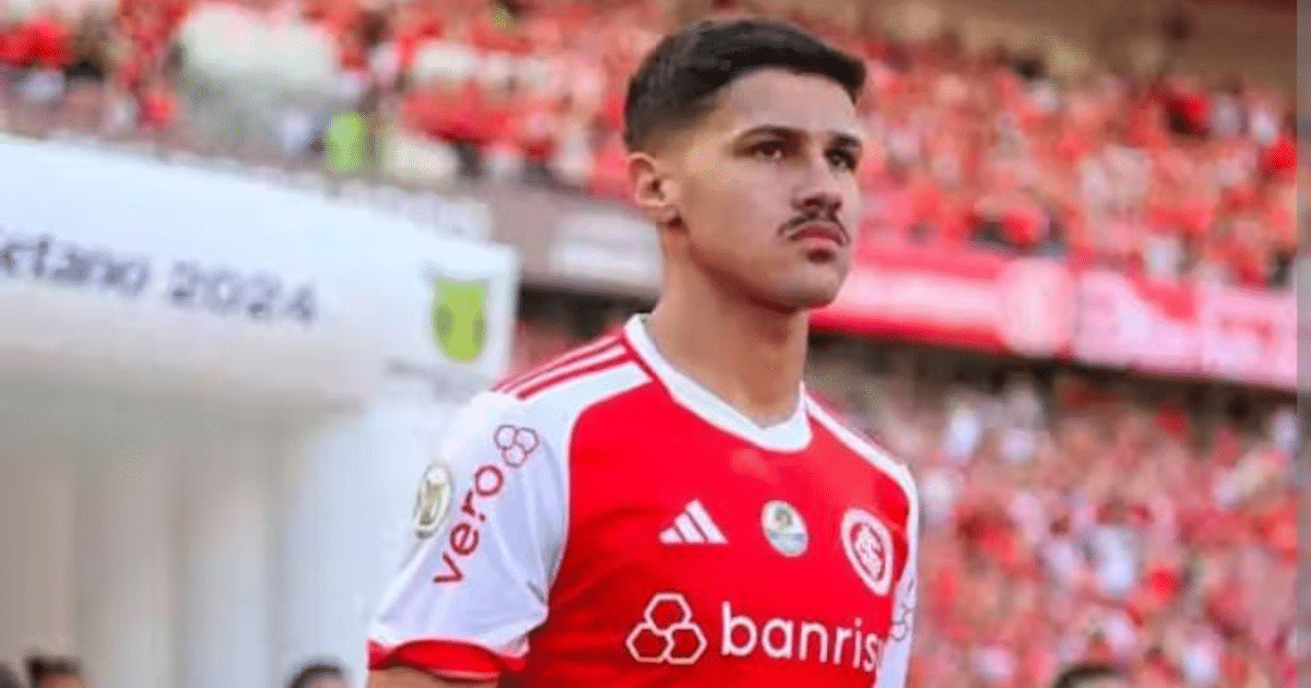 Romulo Zwarg en el estadio, listo para el Torneo 2024 con camiseta roja y blanca.