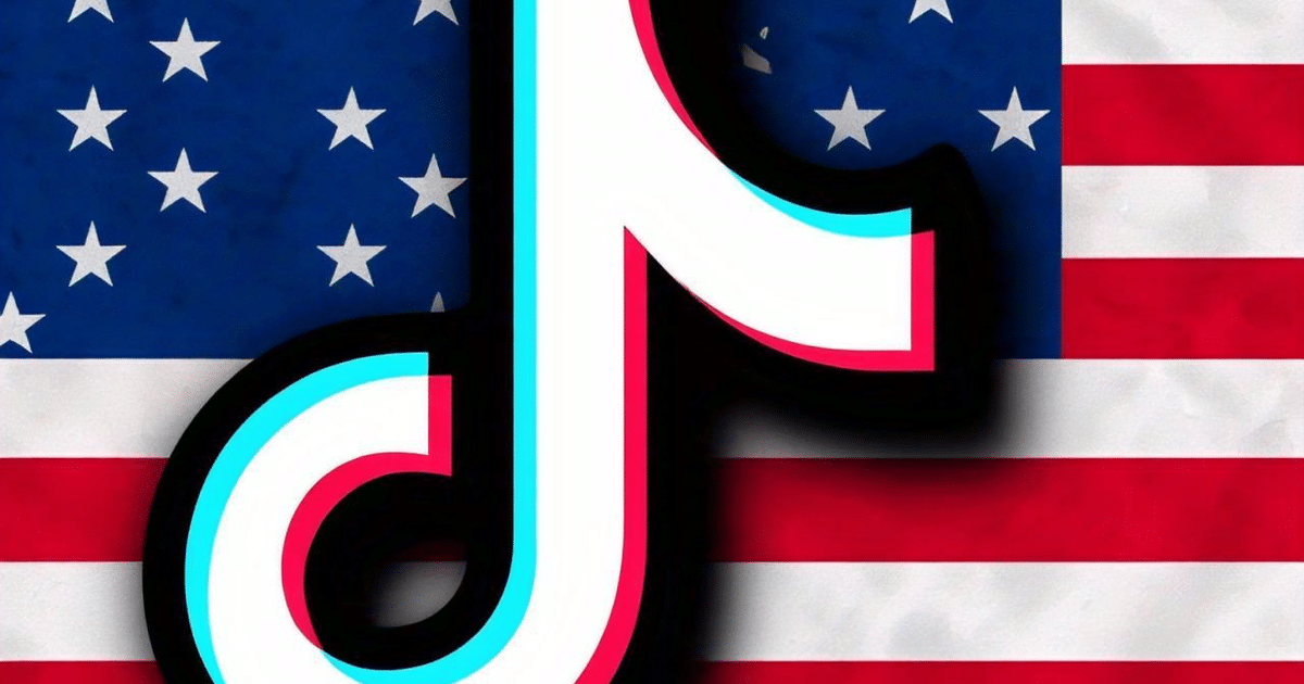 Logotipo de TikTok sobre la bandera de Estados Unidos, reflejando la prohibición de la aplicación por la Corte Suprema.