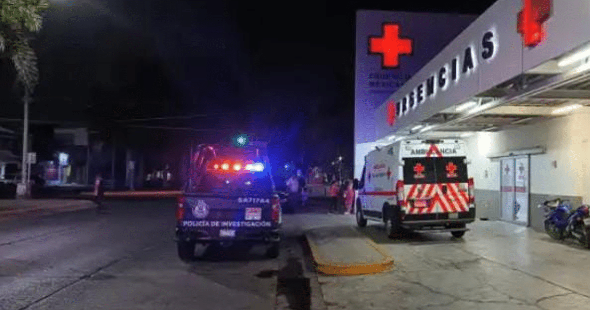 Entrada de urgencias de un hospital con ambulancia y policía tras balacera en Costa Rica, Sinaloa.