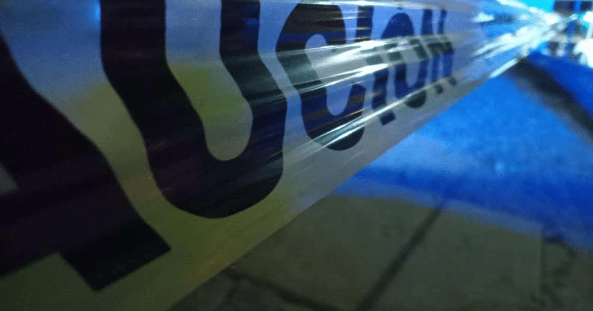 Cinta de precaución en escena de crimen en Culiacán con fondo exterior tenue.