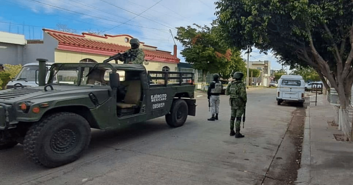 Vehículo militar Hummer con soldados en Culiacán tras tiroteos en Guadalupe Victoria