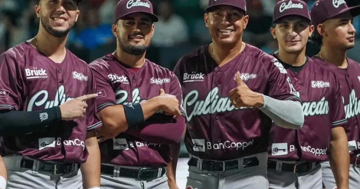 Jugadores de Tomateros de Culiacán posando con camisetas burdeos, celebrando clasificación a semifinales de la LMP.