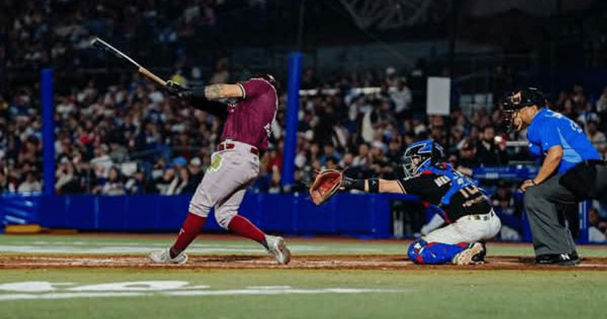 Bateador de béisbol a punto de golpear la pelota con receptor y árbitro en el estadio de los Tomateros de Culiacán.