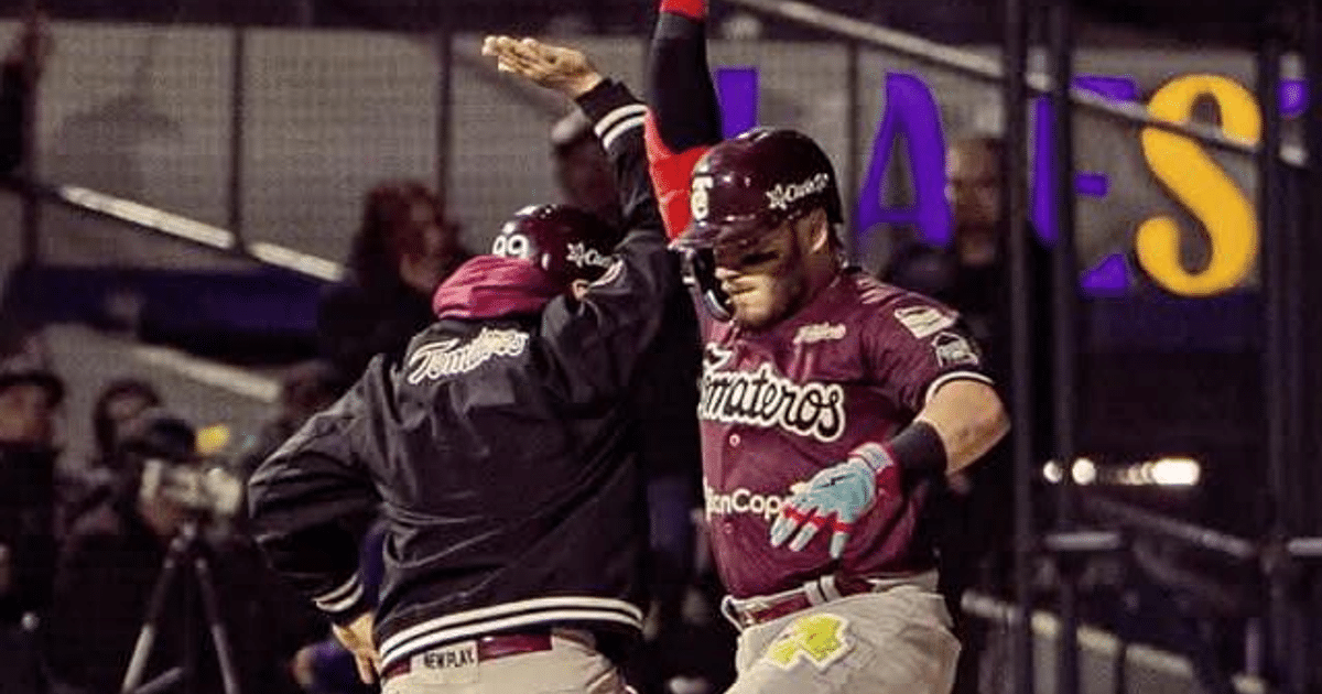 Jugadores de los Tomateros de Culiacán celebrando en el campo de béisbol