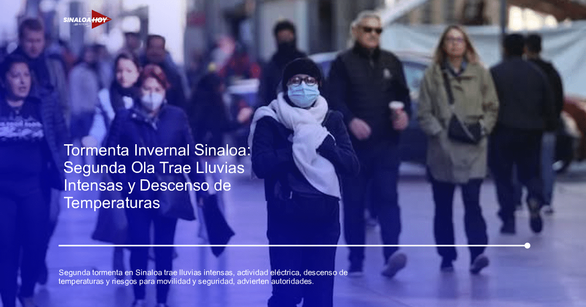 Personas caminando en una calle fría de Sinaloa, algunas con mascarillas, durante una tormenta invernal.