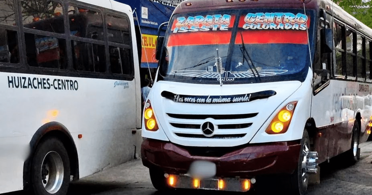Dos autobuses en una calle de Culiacán, uno blanco y otro rojo y blanco, reflejando el transporte público en la ciudad.