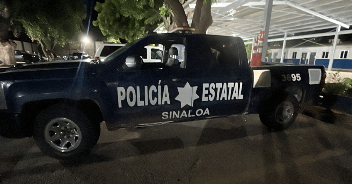 Camioneta de la Policía Estatal de Sinaloa en escena de accidente en Guasave