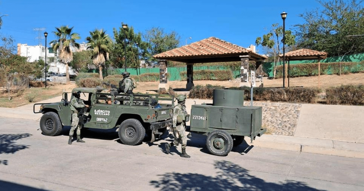 Vehículo militar verde del ejército mexicano con soldados durante una operación de desactivación de explosivos en Albaterra.