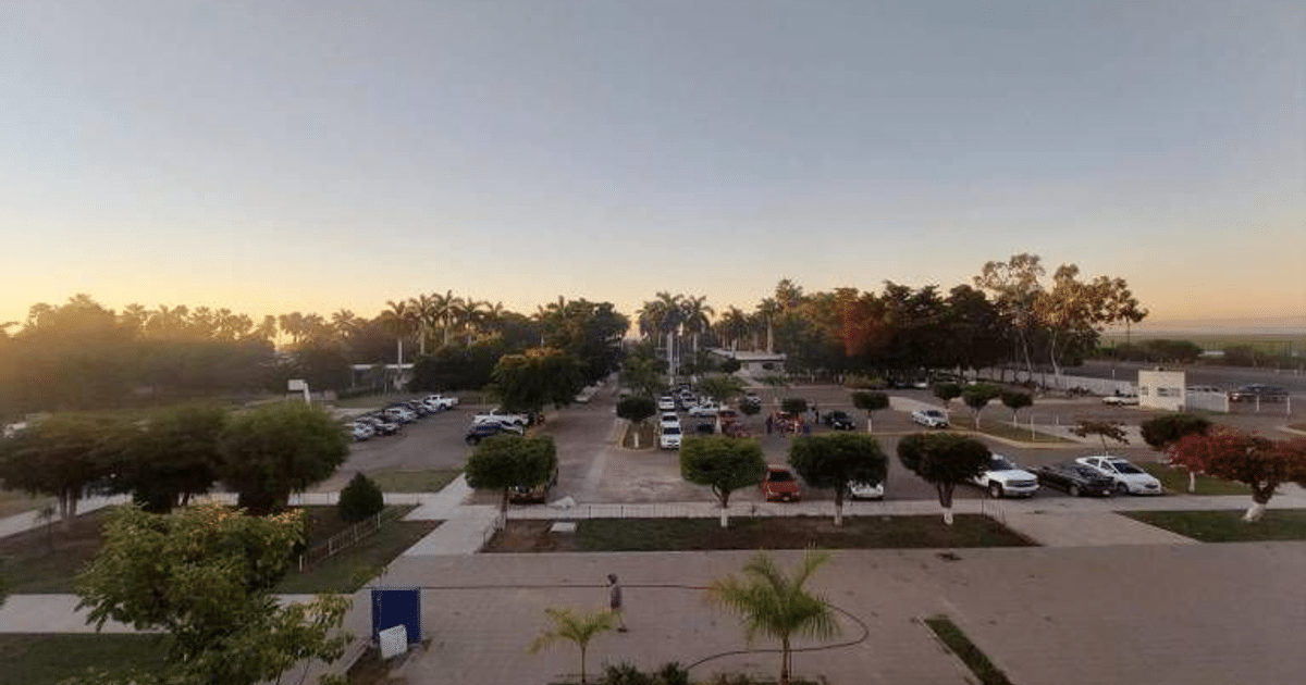 Vista aérea del campus universitario de la UAS con áreas verdes y estacionamiento.