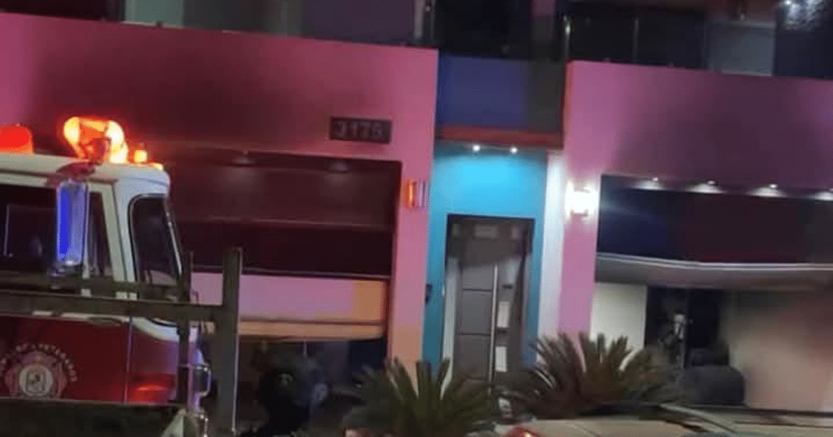 Camión de bomberos con luces encendidas en una calle nocturna de Culiacán.