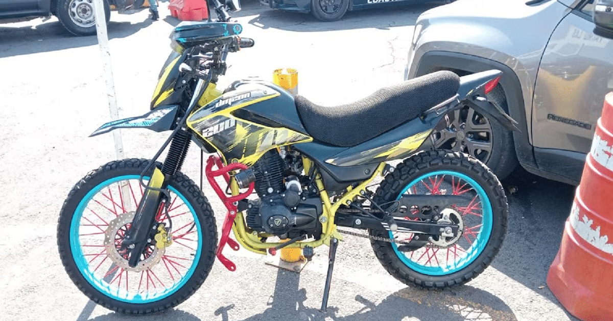 Motocicleta todoterreno colorida con neumáticos gruesos y cuadro robusto en Cuautitlán Izcalli.