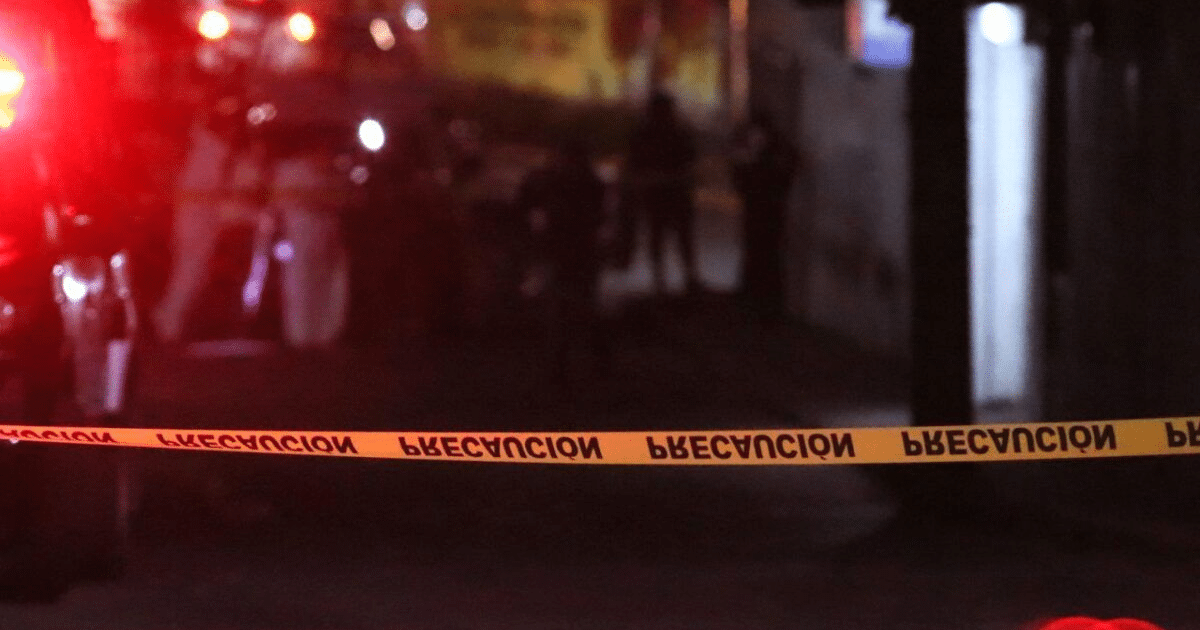 Cinta de precaución en escena de emergencia con luces rojas y figuras en el fondo.