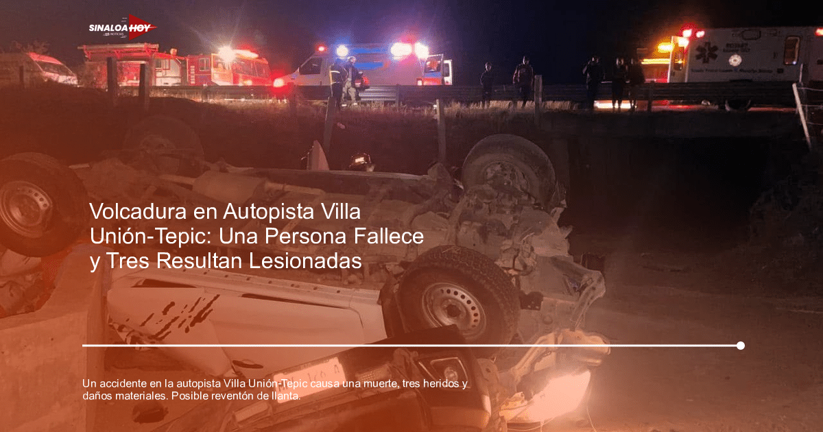 Accidente nocturno en la autopista Villa Unión-Tepic con vehículo volcado y servicios de emergencia presentes.