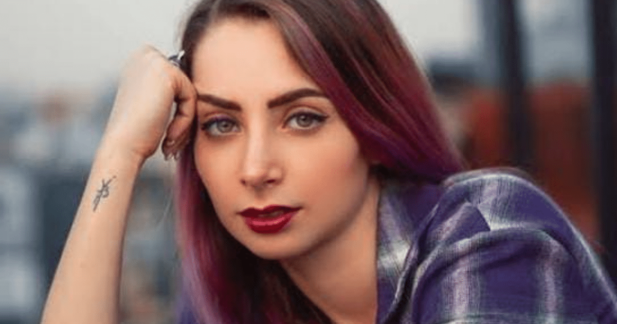 YosStop sonriente tras ser absuelta de cargos legales