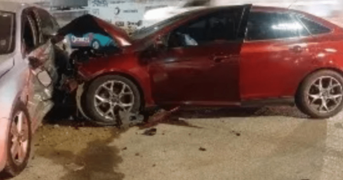 Accidente entre Volkswagen Jetta y Ford Focus en Mazatlán, con daños visibles en ambos vehículos y un charco de líquido en el suelo.