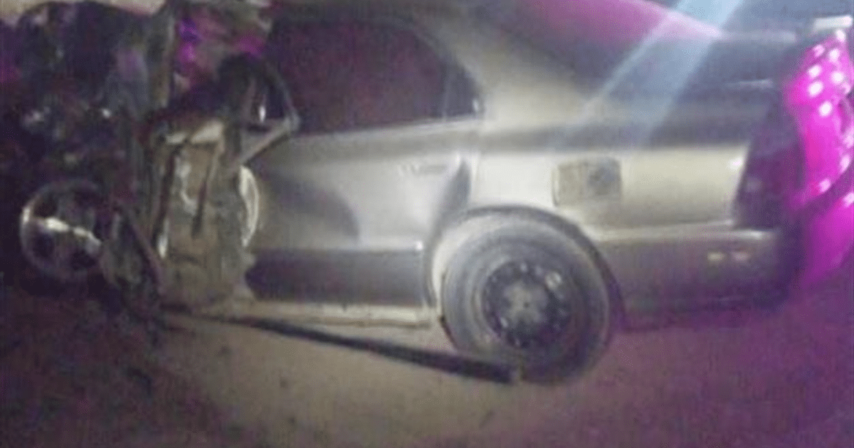 Automóvil dañado tras accidente en carretera México 15, capturado de noche.