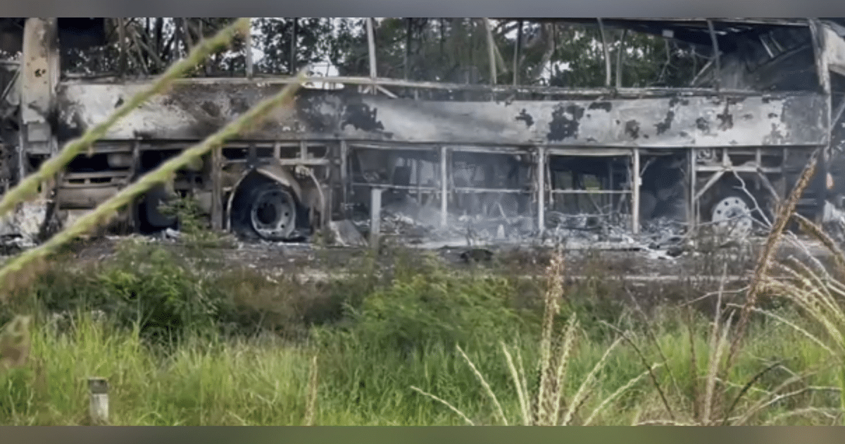 Autobús carbonizado tras incendio en carretera Escárcega–Villahermosa