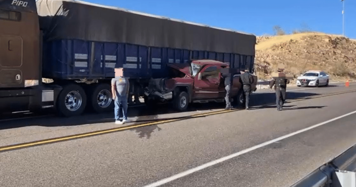 Accidente de tráfico en la Supercarretera Durango – Mazatlán con camión y camioneta involucrados.