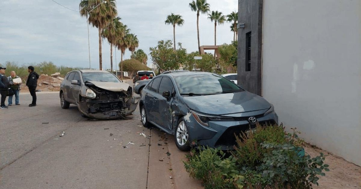 Accidente automovilístico en Versalles, Los Mochis, con un Nissan Rogué y un Toyota Corolla involucrados.
