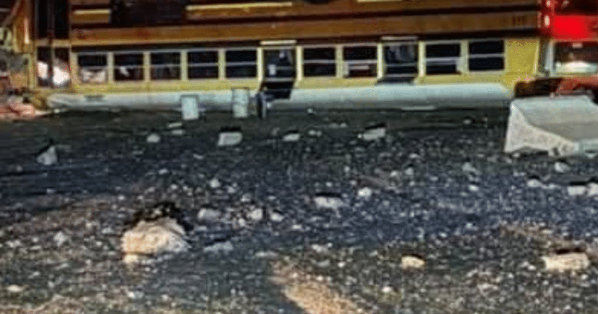 Escombros y autobús amarillo en el lugar del accidente vial en carretera México 15