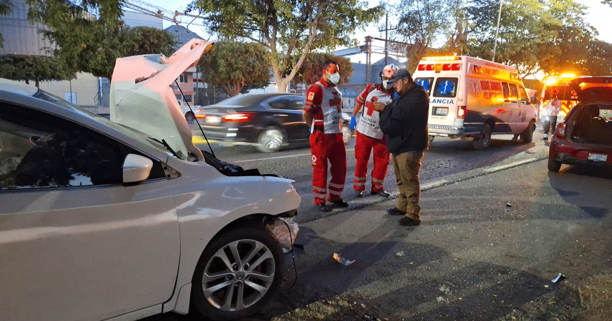 Accidente de tráfico en carretera Culiacán-Navolato con vehículo dañado y paramédicos presentes.