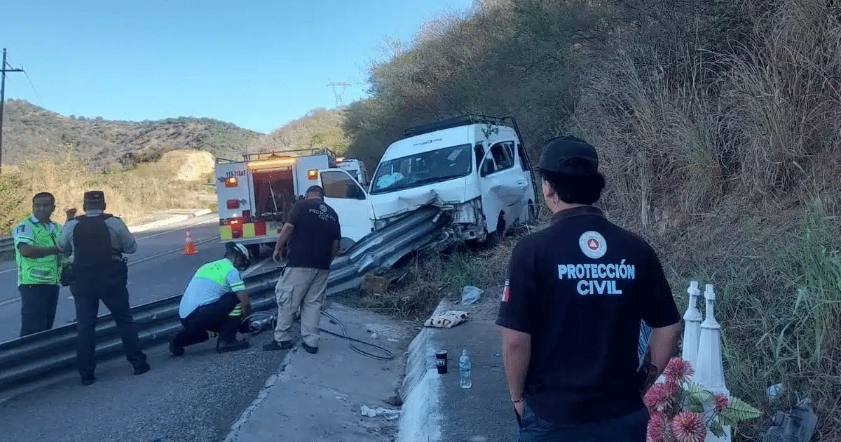 Accidente de tránsito en Concordia, Sinaloa, con furgoneta blanca chocada contra barrera de seguridad y equipos de emergencia presentes.