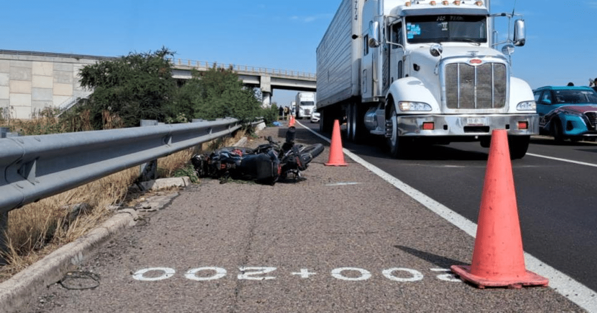 Accidente de motocicleta en carretera de Culiacán con conos de tráfico y vehículos en movimiento.