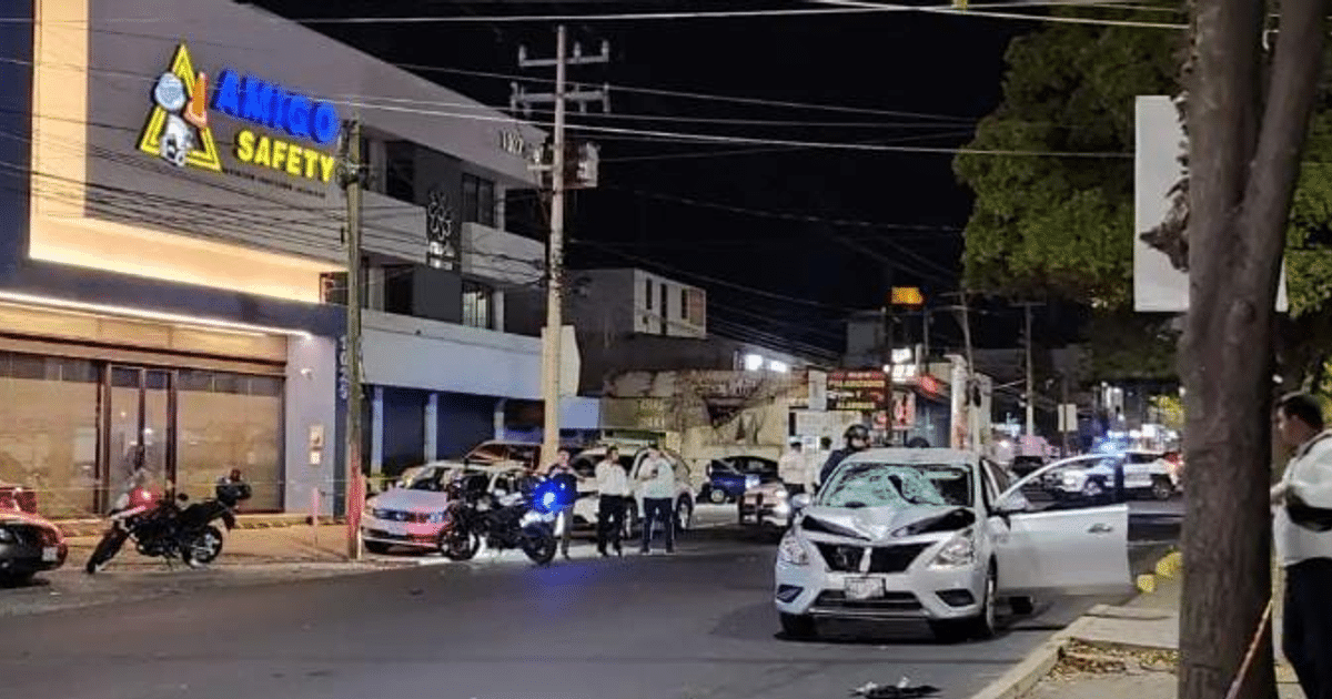 Accidente nocturno en Culiacán con auto dañado y presencia policial