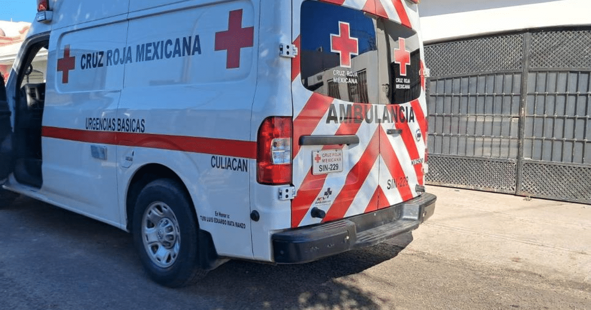 Ambulancia de la Cruz Roja Mexicana en Culiacán, vista trasera con diseño blanco y rojo.