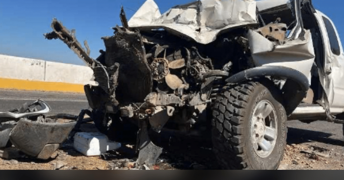 Vehículo con daños severos tras accidente en Culiacán, motor expuesto y escombros en carretera.