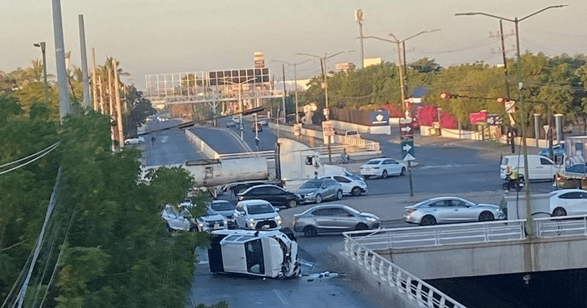 Accidente de tráfico en Culiacán con vehículo volcado y tráfico urbano