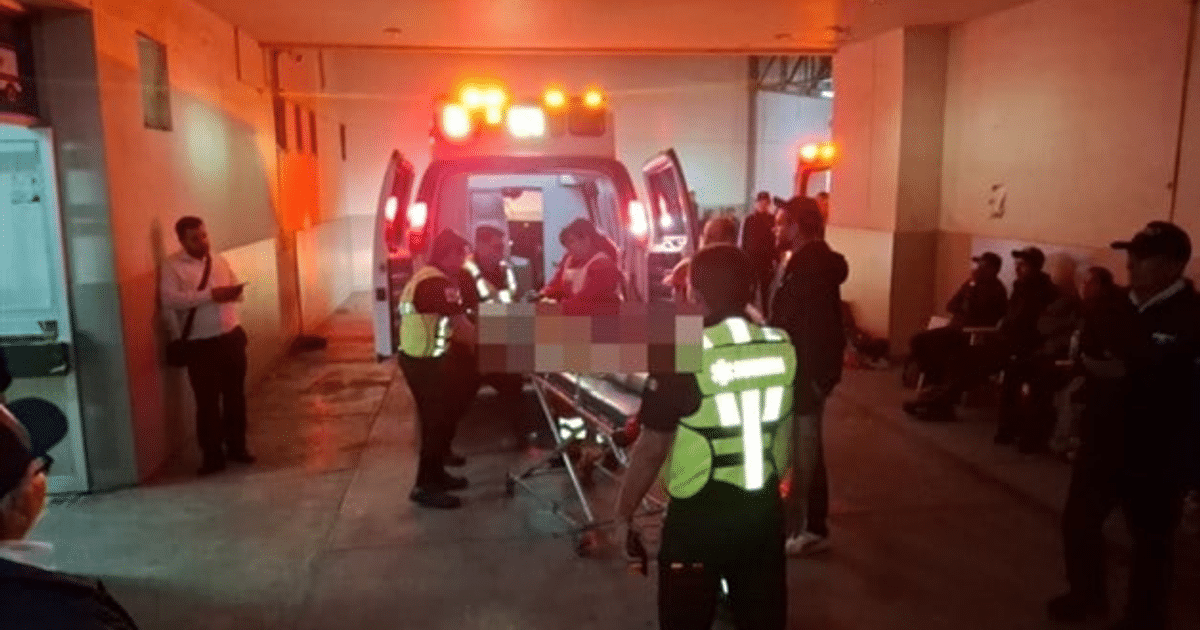 Personal médico atiende a paciente en camilla en hospital tras accidente en Valle del Carrizo.