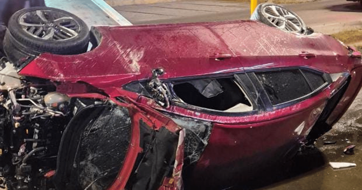 Automóvil rojo volcado con daños significativos tras accidente en Mazatlán