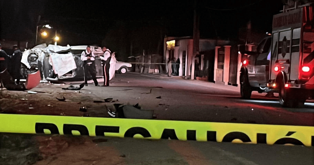 Accidente automovilístico nocturno en Guasave con vagoneta volcada y presencia policial.