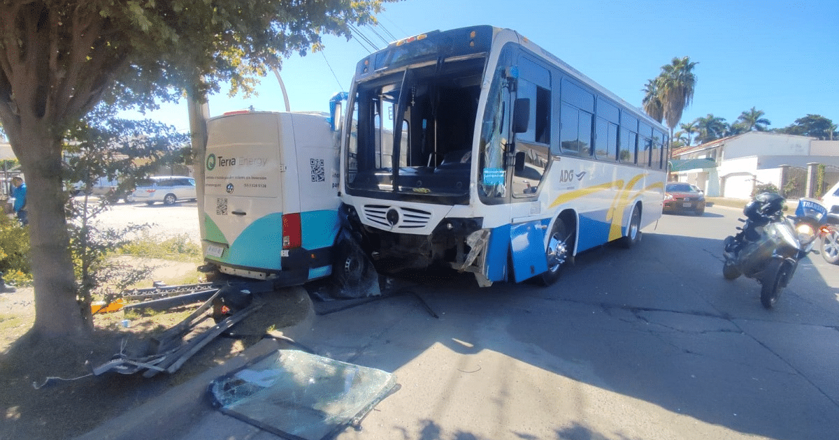 Accidente de tráfico en Los Mochis entre autobús y camioneta de Terra Energy
