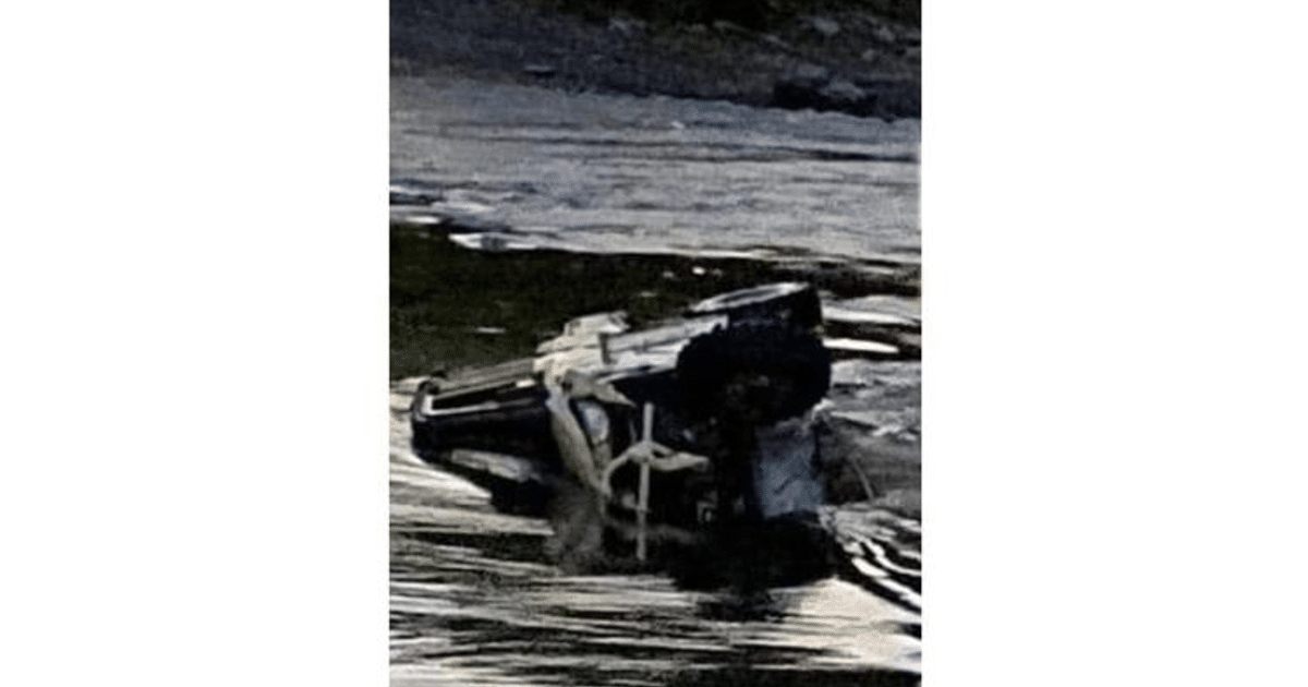 Vehículo volcado y sumergido en agua tras accidente en Los Mochis