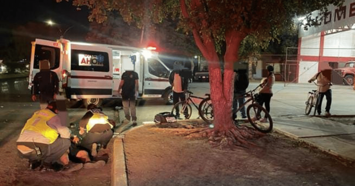 Ambulancia y personal de emergencia en escena nocturna de accidente en Los Mochis
