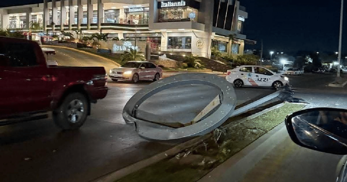 Accidente nocturno en Mazatlán con vehículos y estructura caída en la acera
