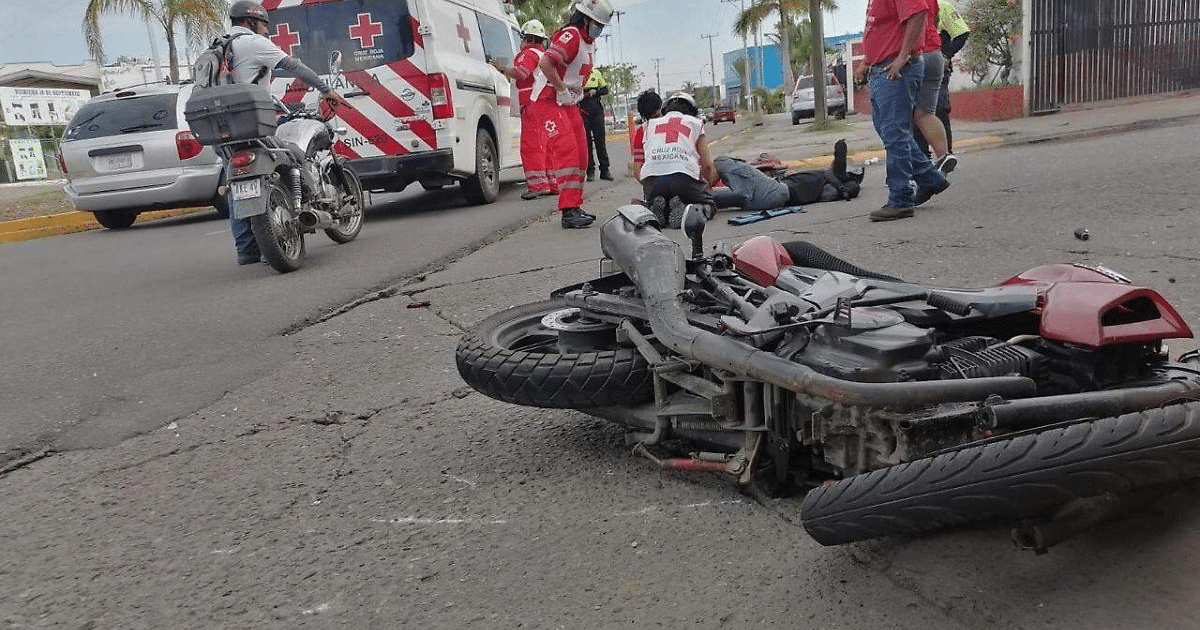 Accidente de motocicleta en Mazatlán con asistencia de paramédicos de la Cruz Roja