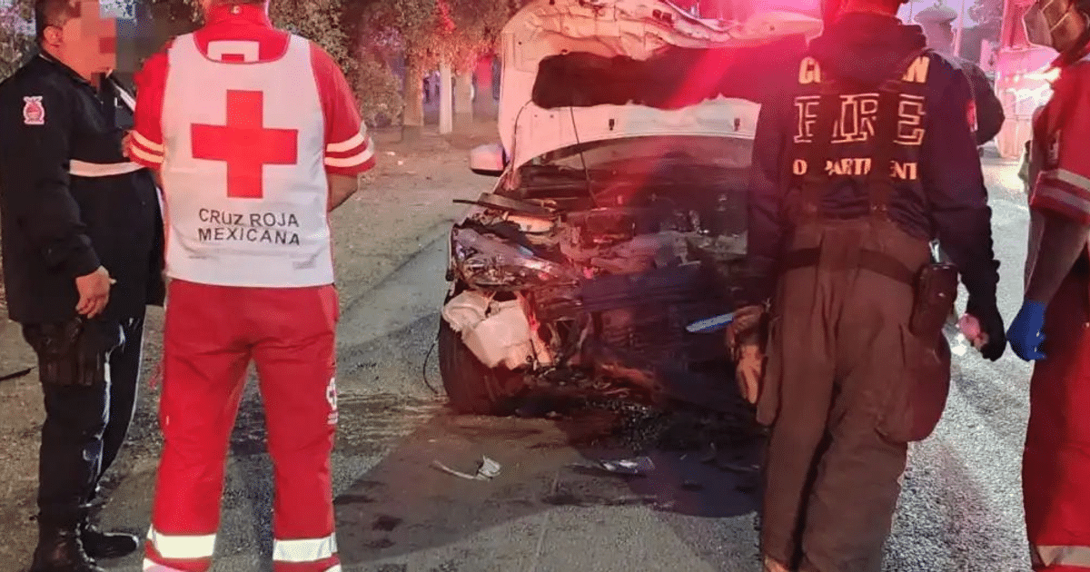 Vehículo dañado en accidente en carretera Culiacán-Navolato atendido por personal de emergencia.