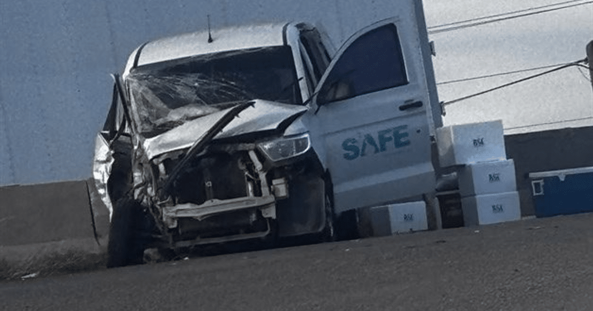 Furgoneta plateada dañada en accidente en carretera México 15, con puerta abierta y cajas al lado.
