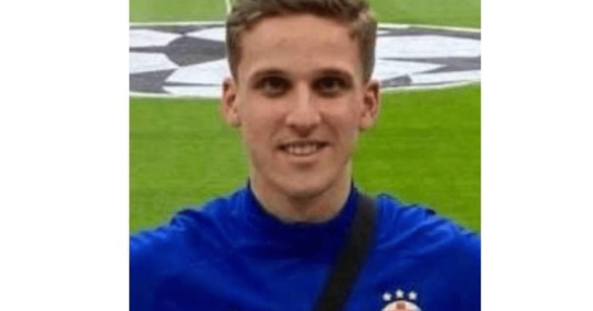 Hombre sonriendo con camiseta azul, vinculado a eventos en Alicante