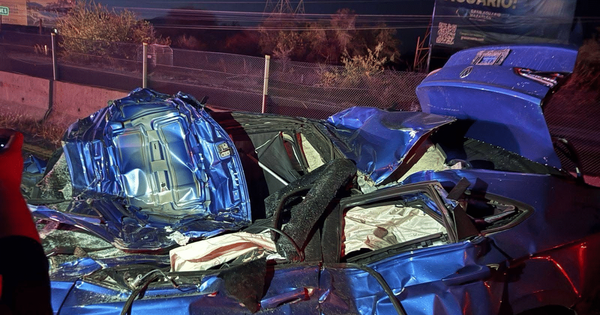 Automóvil gravemente dañado tras accidente nocturno en Mazatlán, Sinaloa.